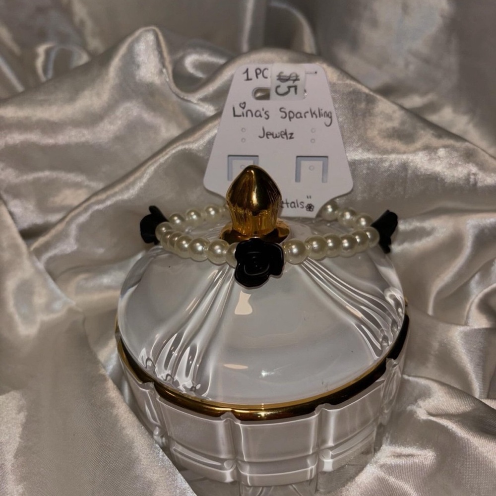 Black Petals - Pearls & Black Rose Bracelet